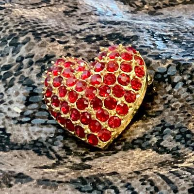 Broach heart gold with red rhinestones