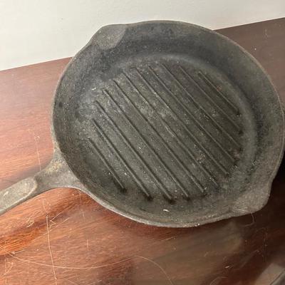 CAST IRON FRY PAN LOT