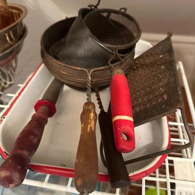 METAL SHELF WITH CONTENTS