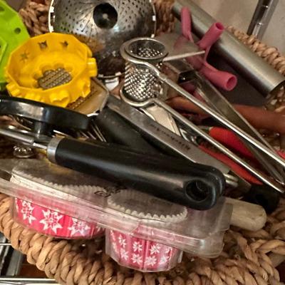 METAL SHELF WITH CONTENTS