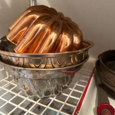 METAL SHELF WITH CONTENTS