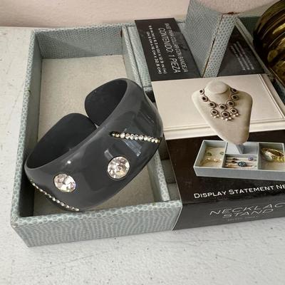 Vntg. Contemp. Jewelry Accessories Lot