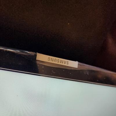 Samsung 43" Smart TV with new in the box Wall Mount