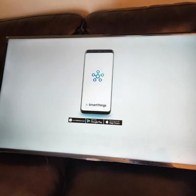 Samsung 43" Smart TV with new in the box Wall Mount