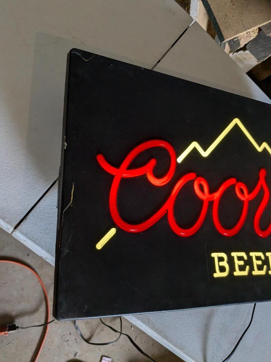 Vintage 1985 Coors Beer Lighted Neon Bar Sign | EstateSales.org
