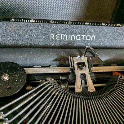 Antique 1940's Black REMINGTON ENVOY Portable Typewriter
