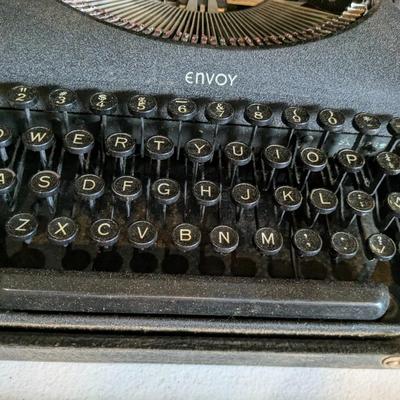 Antique 1940's Black REMINGTON ENVOY Portable Typewriter