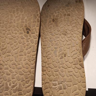 1 pair of Men's Size 12 Pre owned Flojos