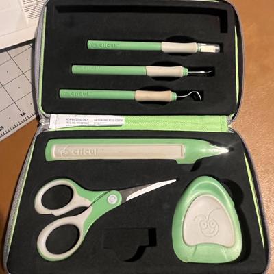 Circut CRV001 Scrapbook Paper Craft Cutting Machine & Tool Kit