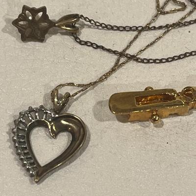 2 beautiful necklaces, one stone bracelet, & 1 pearl earring