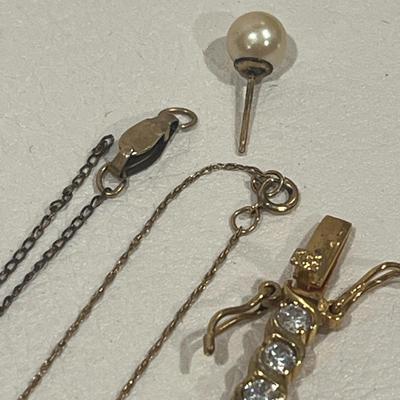 2 beautiful necklaces, one stone bracelet, & 1 pearl earring