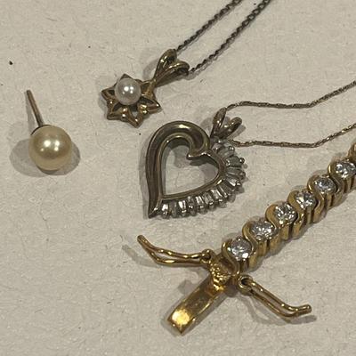 2 beautiful necklaces, one stone bracelet, & 1 pearl earring