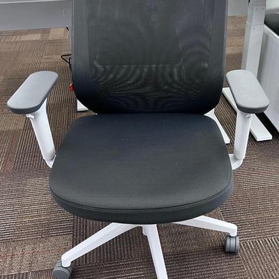 POPPIN MAX TASK CHAIR Mid Back White & Dark Gray 