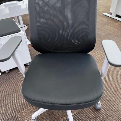 POPPIN MAX TASK CHAIR Mid Back White & Dark Gray 