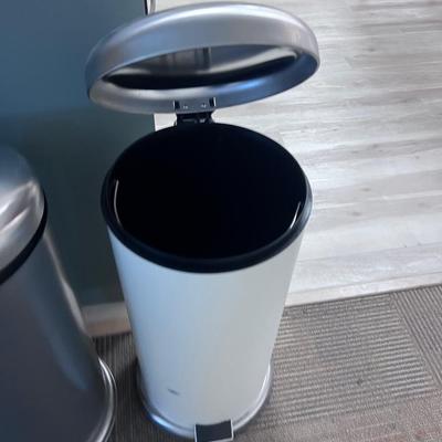2 Flip up Garbage Cans 1 White 1 Gray