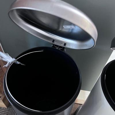 2 Flip up Garbage Cans 1 White 1 Gray