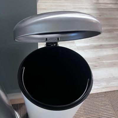 2 Flip up Garbage Cans 1 White 1 Gray