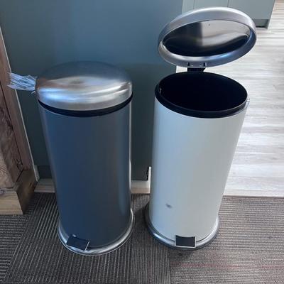2 Flip up Garbage Cans 1 White 1 Gray