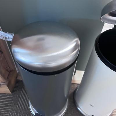 2 Flip up Garbage Cans 1 White 1 Gray