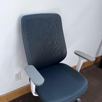 POPPIN MAX TASK CHAIR HIGH BACK White & Dark Gray 