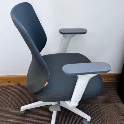 POPPIN MAX TASK CHAIR Mid Back White & Dark Gray 