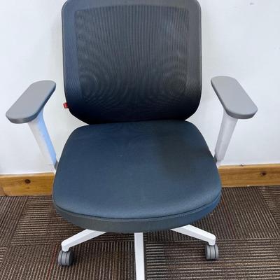 POPPIN MAX TASK CHAIR Mid Back White & Dark Gray 