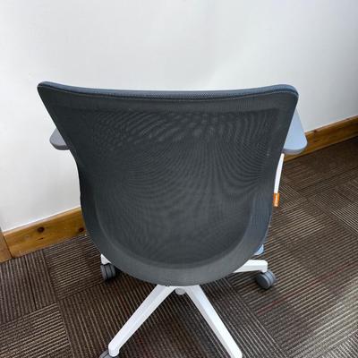 POPPIN MAX TASK CHAIR Mid Back White & Dark Gray 
