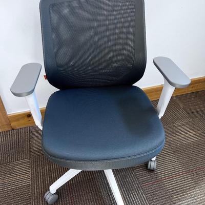 POPPIN MAX TASK CHAIR Mid Back White & Dark Gray 