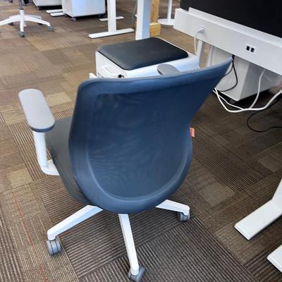 POPPIN MAX TASK CHAIR Mid Back White & Dark Gray 