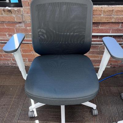 POPPIN MAX TASK CHAIR Mid Back White & Dark Gray 