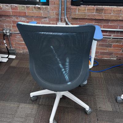 POPPIN MAX TASK CHAIR Mid Back White & Dark Gray 
