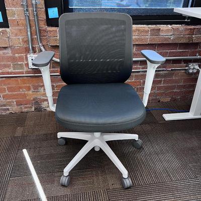 POPPIN MAX TASK CHAIR Mid Back White & Dark Gray 