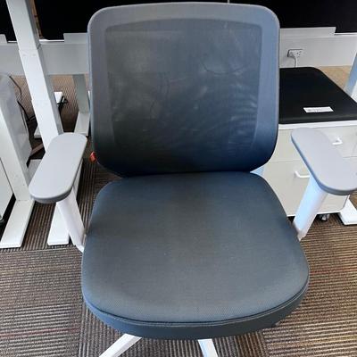 POPPIN MAX TASK CHAIR Mid Back White & Dark Gray 