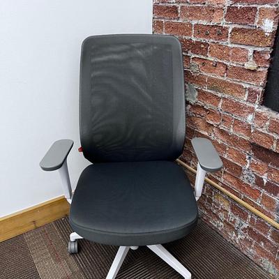 POPPIN MAX TASK CHAIR HIGH BACK White & Dark Gray 