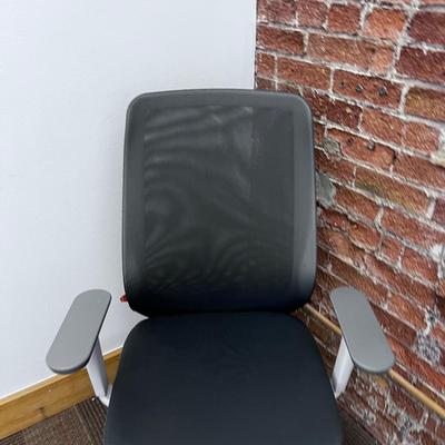 POPPIN MAX TASK CHAIR HIGH BACK White & Dark Gray 