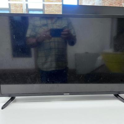 SAMSUNG Monitor with NO POWER CORD 31" 