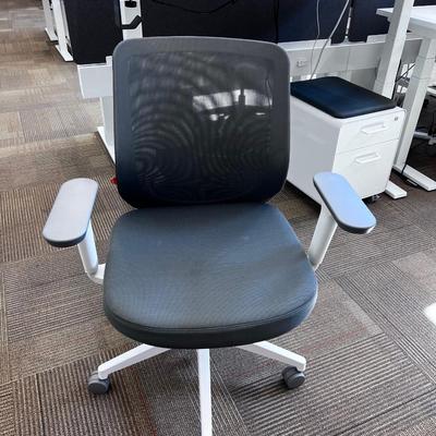 POPPIN MAX TASK CHAIR Mid Back White & Dark Gray 