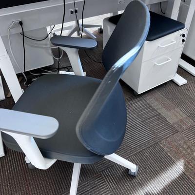 POPPIN MAX TASK CHAIR Mid Back White & Dark Gray 