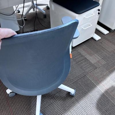 POPPIN MAX TASK CHAIR Mid Back White & Dark Gray 
