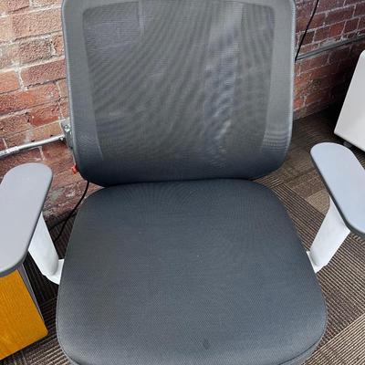 POPPIN MAX TASK CHAIR Mid Back White & Dark Gray 