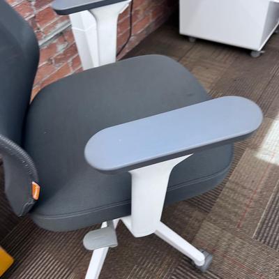 POPPIN MAX TASK CHAIR Mid Back White & Dark Gray 