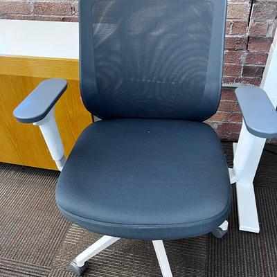POPPIN MAX TASK CHAIR Mid Back White & Dark Gray 