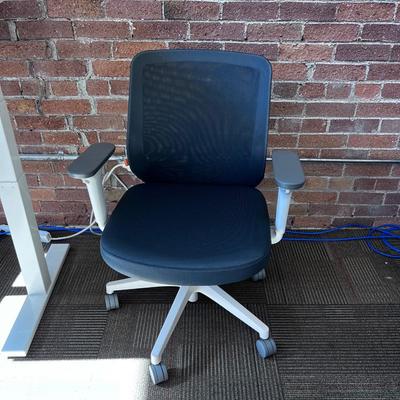 POPPIN MAX TASK CHAIR Mid Back White & Dark Gray 