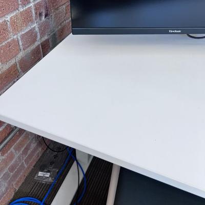 POPPIN Series L Adjustable Height Desk Top, White WONT GO UP MORE THAN 28" 