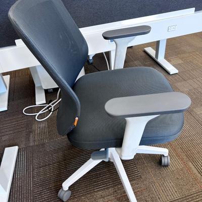 POPPIN MAX TASK CHAIR Mid Back White & Dark Gray 
