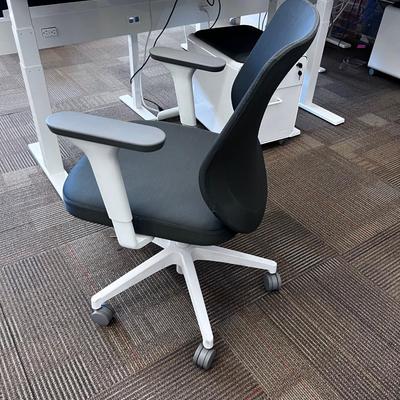 POPPIN MAX TASK CHAIR Mid Back White & Dark Gray 