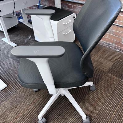 POPPIN MAX TASK CHAIR Mid Back White & Dark Gray 