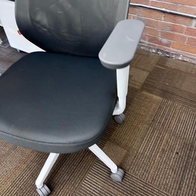 POPPIN MAX TASK CHAIR Mid Back White & Dark Gray 