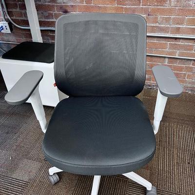 POPPIN MAX TASK CHAIR Mid Back White & Dark Gray 