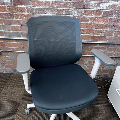 POPPIN MAX TASK CHAIR Mid Back White & Dark Gray 